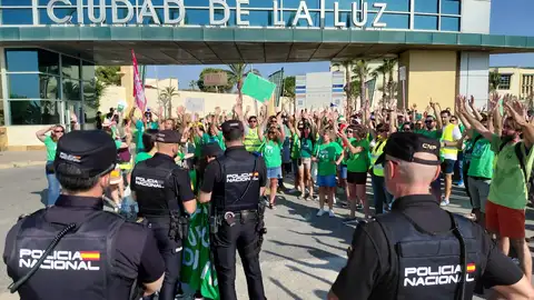 Profesores concentrados este lunes en las puertas de la Ciudad de la Luz Profesores concentrados este lunes en las puertas de la Ciudad de la Luz