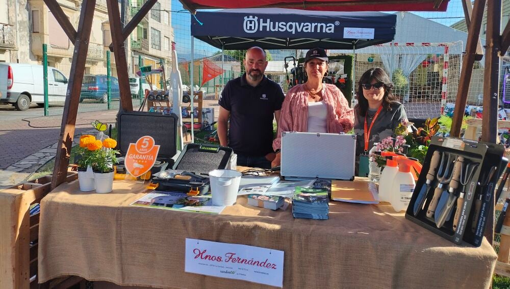 El equipo de Hermanos Fernández, con Montse al frente, en la feria de La Caridad.