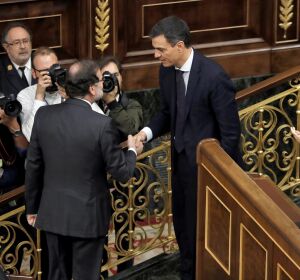 Mariano Rajoy y Pedro Sánchez se dan la mano tras la elección del socialista como presidente Mariano Rajoy y Pedro Sánchez se dan la mano tras la elección del socialista como presidente