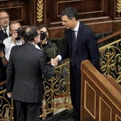 Mariano Rajoy y Pedro Sánchez se dan la mano tras la elección del socialista como presidente Mariano Rajoy y Pedro Sánchez se dan la mano tras la elección del socialista como presidente