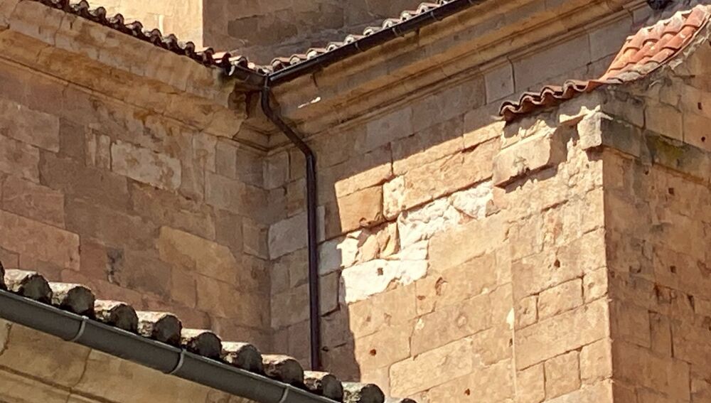 Zona dañada en el exterior de la iglesia de la Purísima