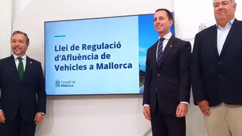 El conseller de Infraestructuras, Fernando Rubio; el presidente del Consell de Mallorca, Llorenç Galmes, y el director insular de Movilidad, Rafel Olvier. El conseller de Infraestructuras, Fernando Rubio; el presidente del Consell de Mallorca, Llorenç Galmes, y el director insular de Movilidad, Rafel Olvier.
