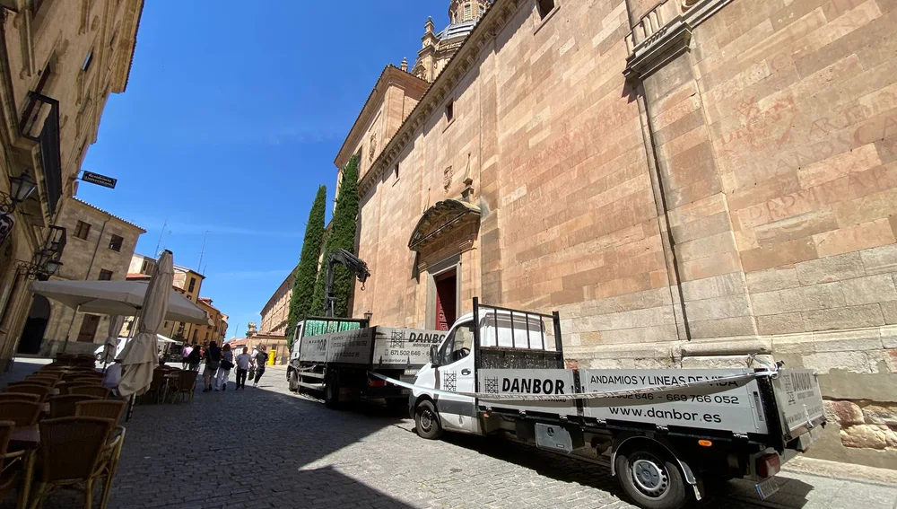 Camiones con material de obra junto a la Clerecía Camiones con material de obra junto a la Clerecía