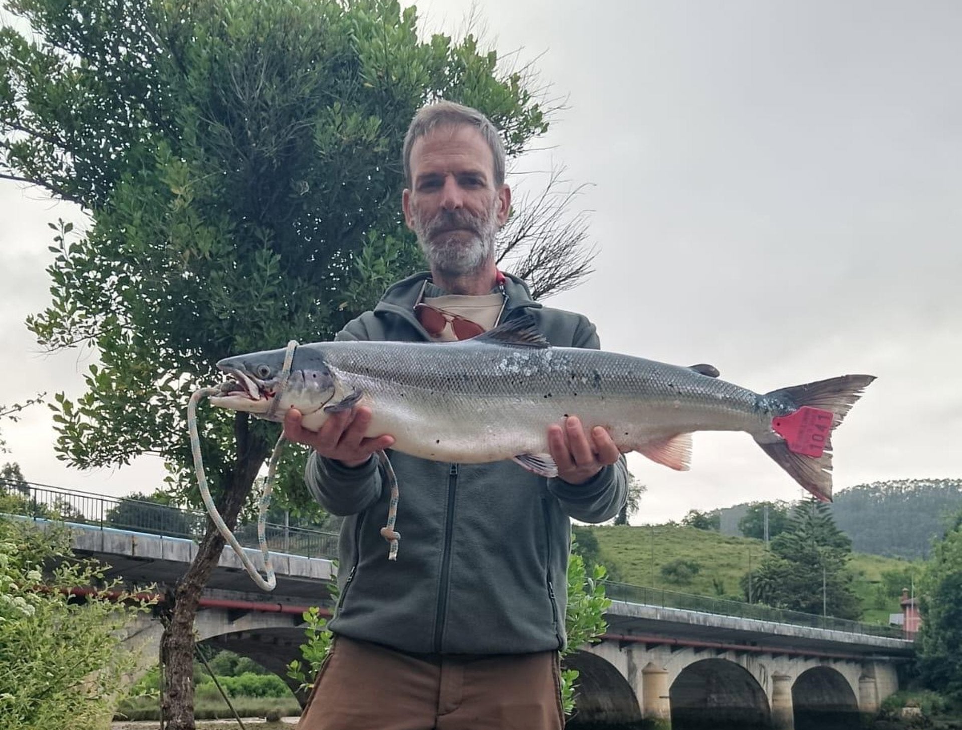 Un pescador asturiano captura en el río Nansa el 'campanu' Un pescador asturiano captura en el río Nansa el 'campanu'