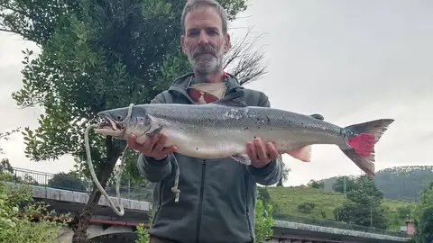 Un pescador asturiano captura en el río Nansa el 'campanu' Un pescador asturiano captura en el río Nansa el 'campanu'