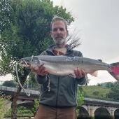Un pescador asturiano captura en el río Nansa el 'campanu'