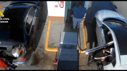 Uno de los detenidos repostando en una gasolinera Uno de los detenidos repostando en una gasolinera