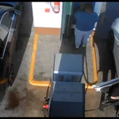 Uno de los detenidos repostando en una gasolinera Uno de los detenidos repostando en una gasolinera