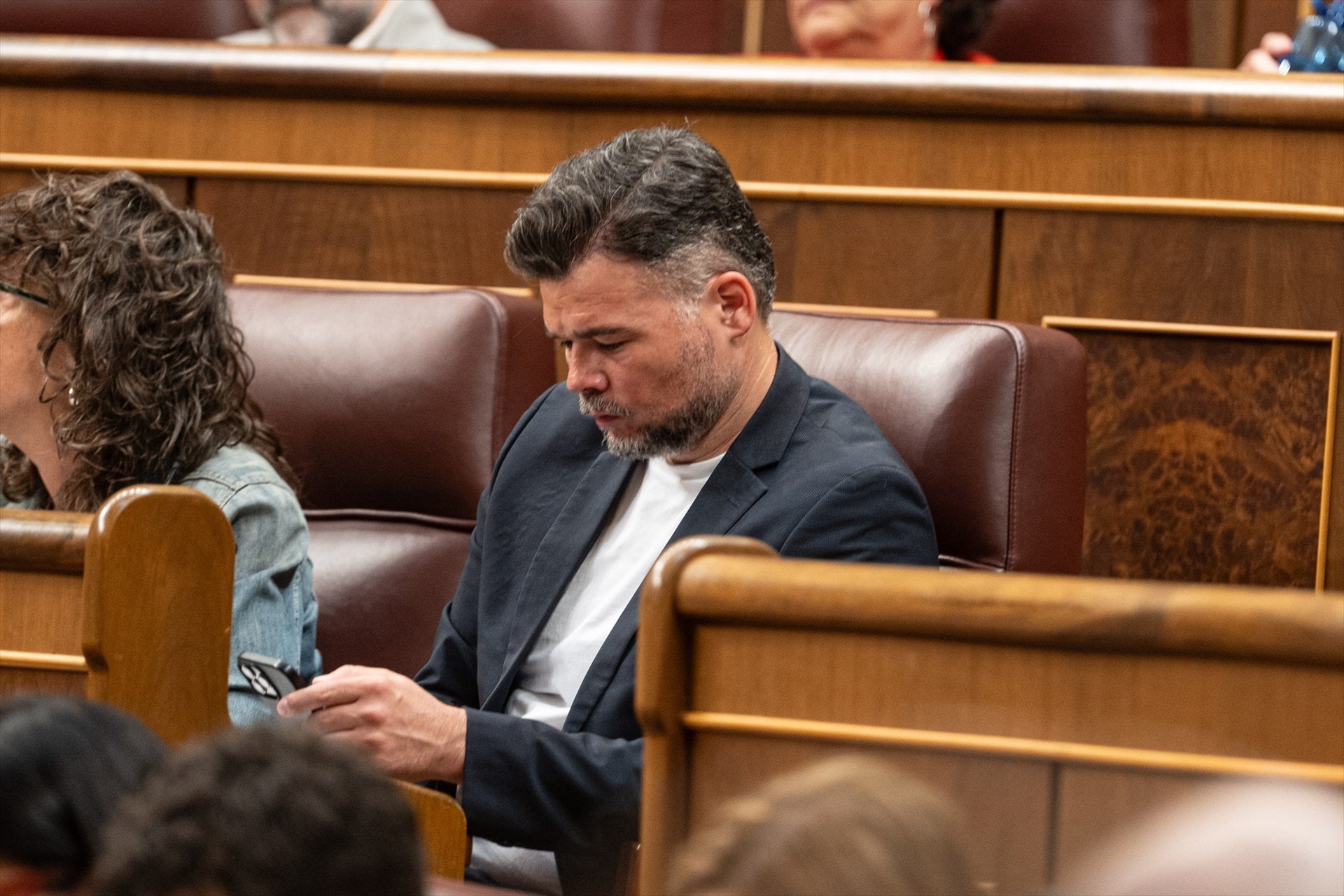 Rufián pide expulsar al policía que agredió a una profesora: "Él y los chulos del sindicato" Rufián pide expulsar al policía que agredió a una profesora: "Él y los chulos del sindicato"
