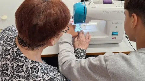 Un total de 112 centros educativos extremeños desarrollan más de 2.200 experiencias intergeneracionales este curso Un total de 112 centros educativos extremeños desarrollan más de 2.200 experiencias intergeneracionales este curso