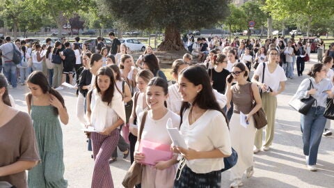 Alumnas llegando a los exámenes de la PAU en 2025 Alumnas llegando a los exámenes de la PAU en 2025