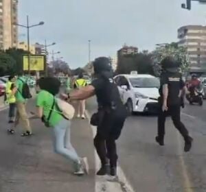 Denuncian la "brutal agresión" de un policía a una manifestante por la educación pública en Valencia. Denuncian la "brutal agresión" de un policía a una manifestante por la educación pública en Valencia.