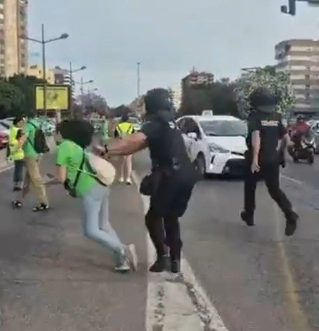 Denuncian la "brutal agresión" de un policía a una manifestante por la educación pública en Valencia. Denuncian la "brutal agresión" de un policía a una manifestante por la educación pública en Valencia.