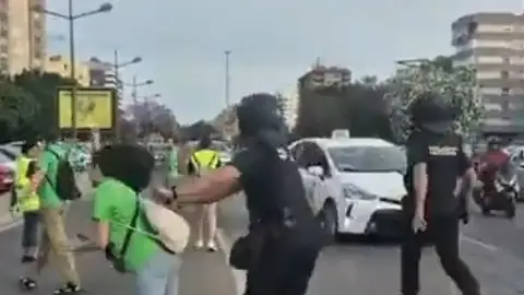 Denuncian la "brutal agresión" de un policía a una manifestante por la educación pública en Valencia. Denuncian la "brutal agresión" de un policía a una manifestante por la educación pública en Valencia.