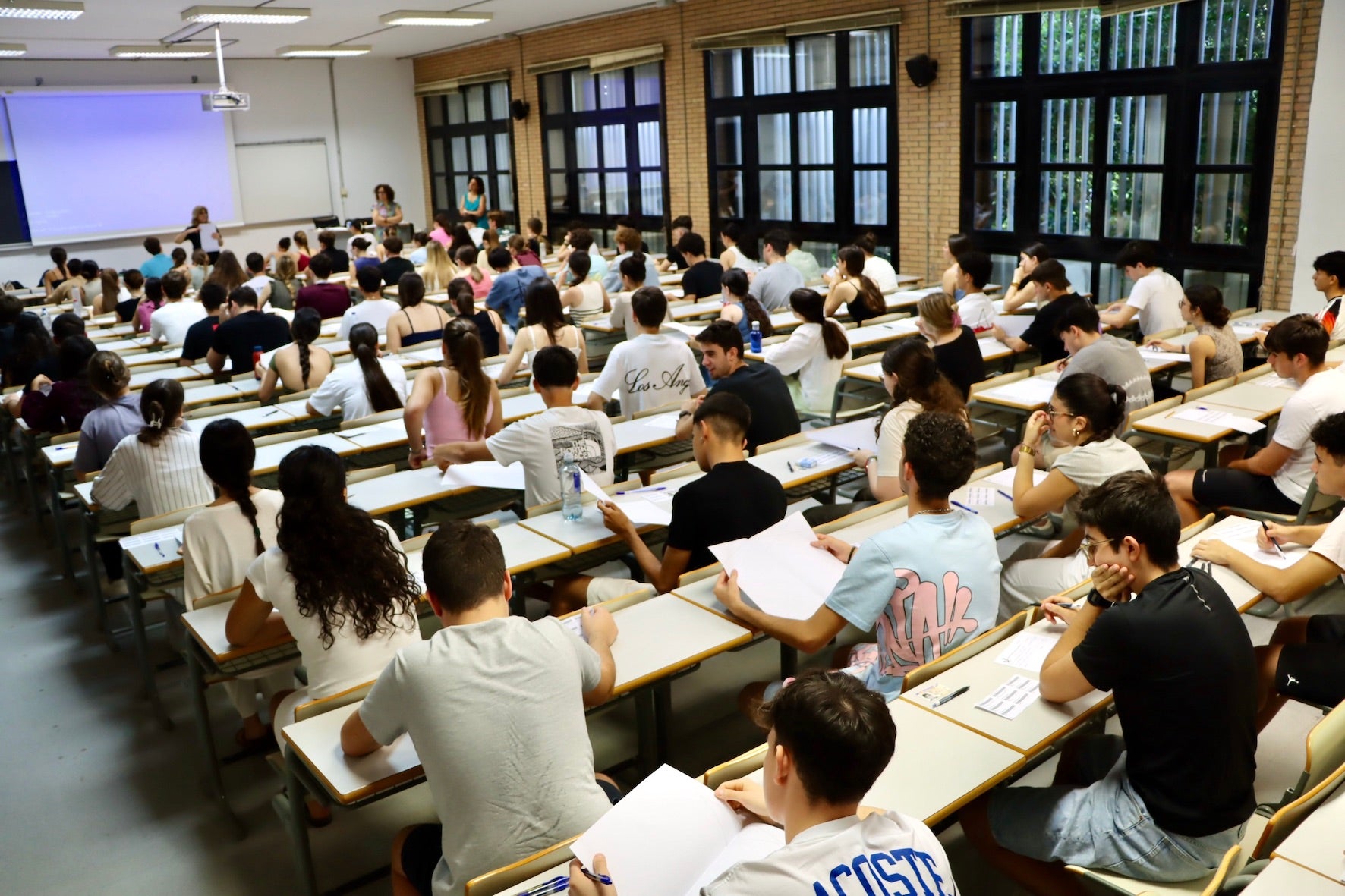 Más de 4.000 estudiantes se presentan a la PAU en Almería. Es la mayor convocatoria de la historia Más de 4.000 estudiantes se presentan a la PAU en Almería. Es la mayor convocatoria de la historia