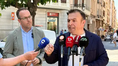 De izquierda a derecha: Héctor Díez, portavoz del PSOE de Elche, y Ramón Abad, diputado en Les Corts. De izquierda a derecha: Héctor Díez, portavoz del PSOE de Elche, y Ramón Abad, diputado en Les Corts.