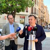 De izquierda a derecha: Héctor Díez, portavoz del PSOE de Elche, y Ramón Abad, diputado en Les Corts.