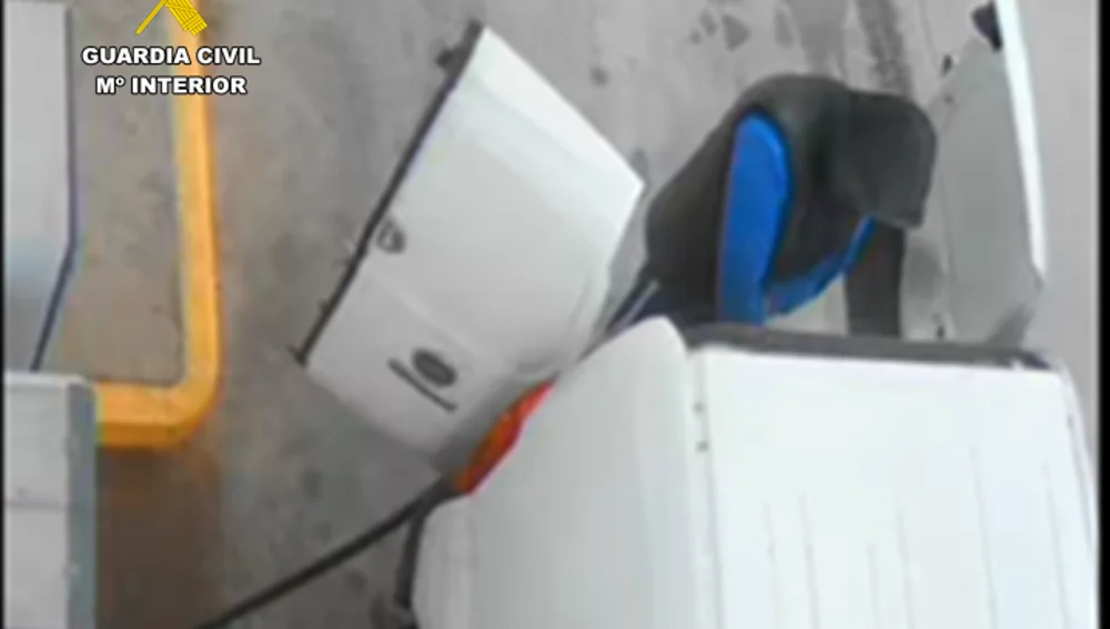 Uno de los detenidos repostando en una gasolinera Uno de los detenidos repostando en una gasolinera