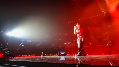 Pablo Alborán arrasa en su debut en el Roig Arena y rinde un homenaje al personal del Hospital La Fe de Valencia Pablo Alborán arrasa en su debut en el Roig Arena y rinde un homenaje al personal del Hospital La Fe de Valencia