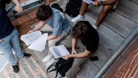 PP y VOX chocan en la aplicación de una PAU única en toda España PP y VOX chocan en la aplicación de una PAU única en toda España