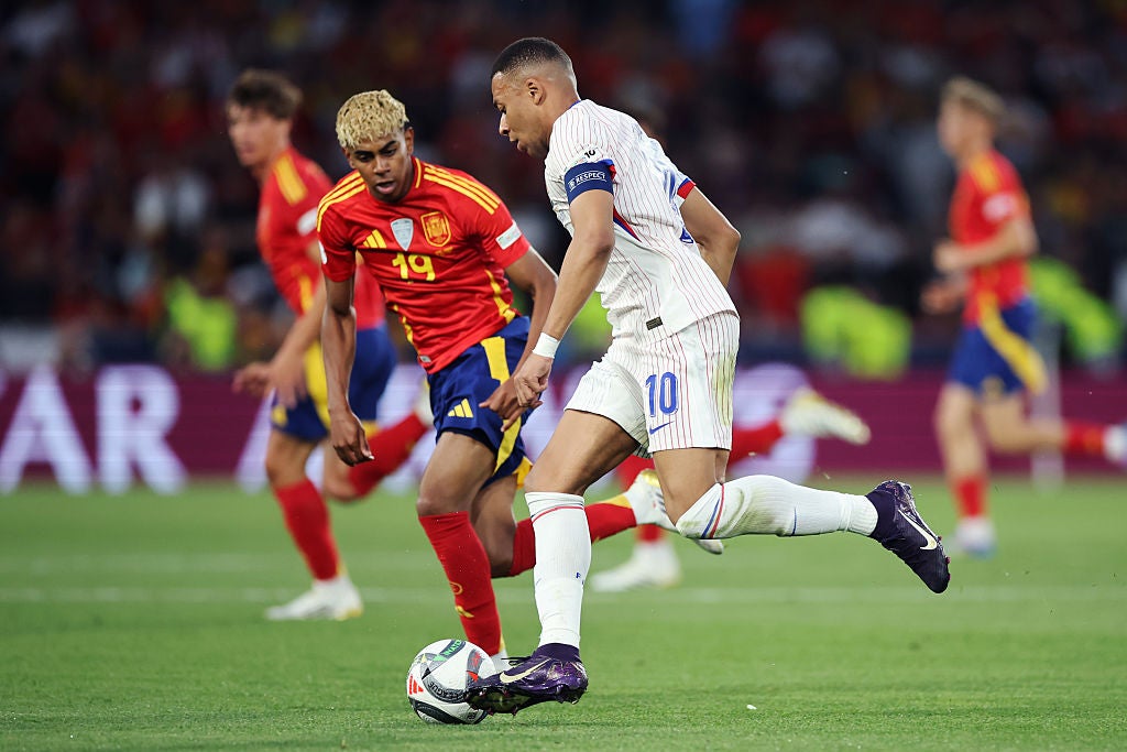Lamine Yamal y Mbappé durante la semifinal de la Nations League entre España y Francia Lamine Yamal y Mbappé durante la semifinal de la Nations League entre España y Francia