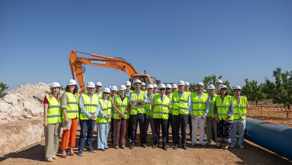 Visita de autoridades a las obras de la Tubería Manchega