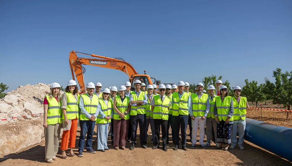 Visita de autoridades a las obras de la Tubería Manchega Visita de autoridades a las obras de la Tubería Manchega