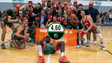 Los jugadores del Insolac Caja 87 celebran el ascenso a Primera FEB.