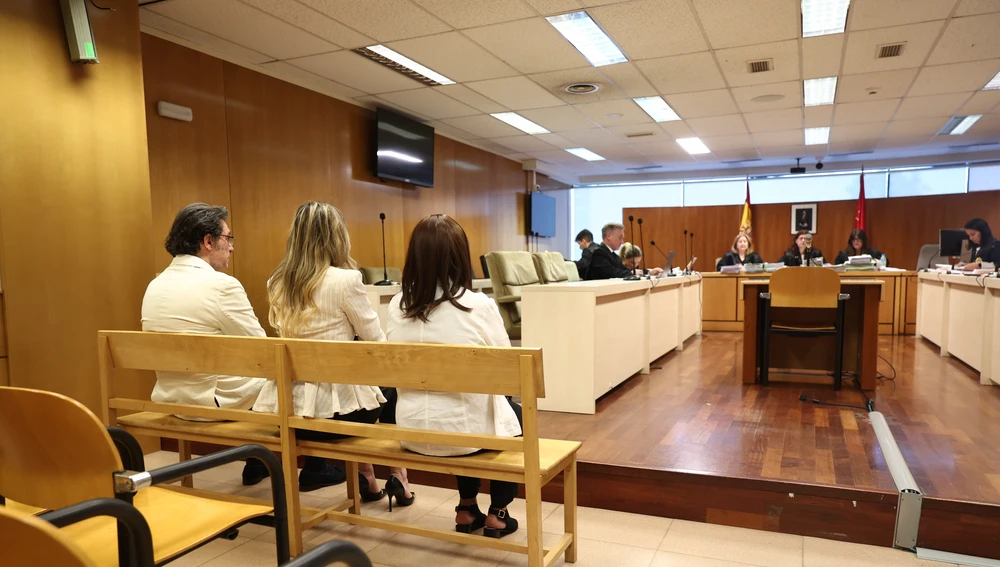 El actor Luis Lorenzo y su exmujer Arancha Palomino durante el primer día de juicio. El actor Luis Lorenzo y su exmujer Arancha Palomino durante el primer día de juicio.