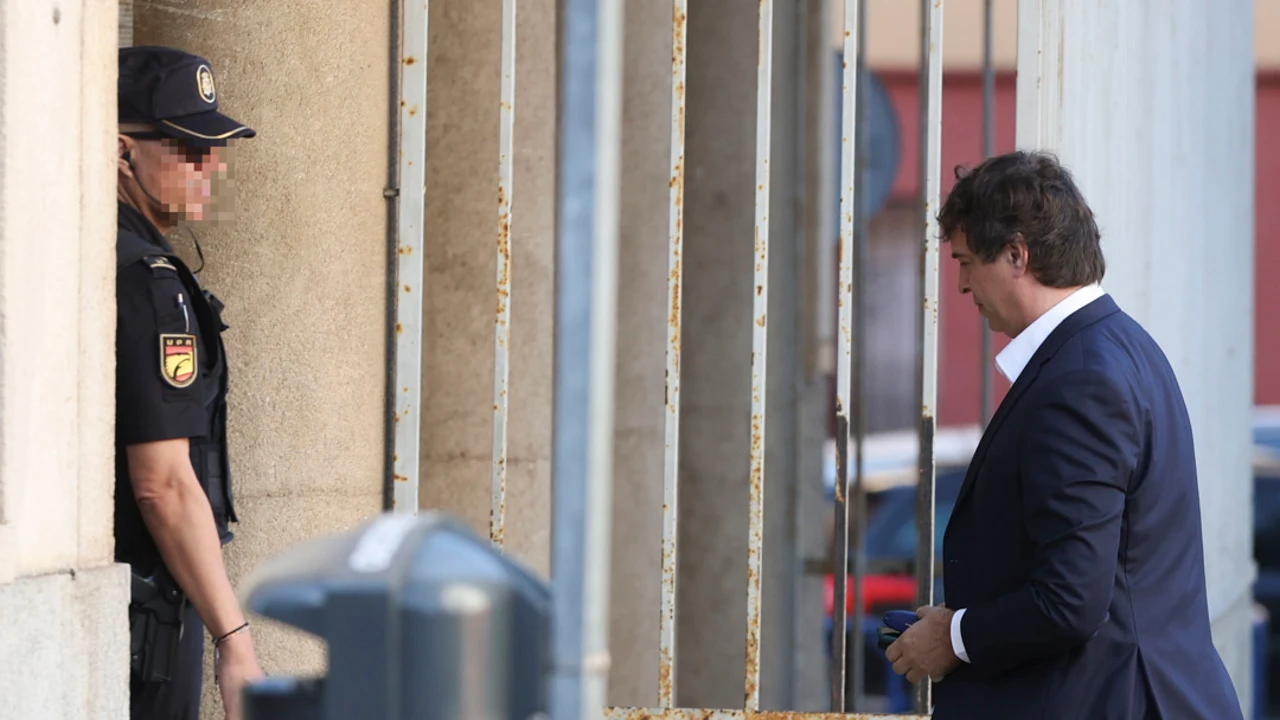 El juicio contra el hermano de Sánchez sigue adelante aunque el tribunal retira el delito de aceptación de nombramiento ilegal | Onda Cero Radio