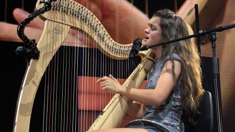 Amaia interpreta 'Ya est&aacute;' con el arpa en el Roig Arena de Madrid.