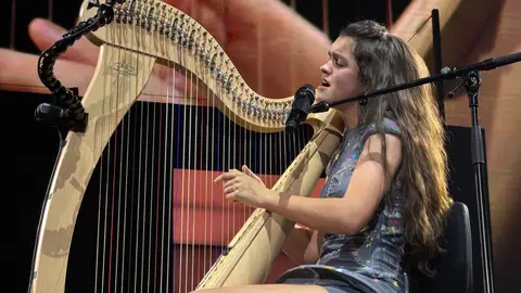 Amaia interpreta 'Ya está' con el arpa en el Roig Arena de Madrid. Amaia interpreta 'Ya está' con el arpa en el Roig Arena de Madrid.