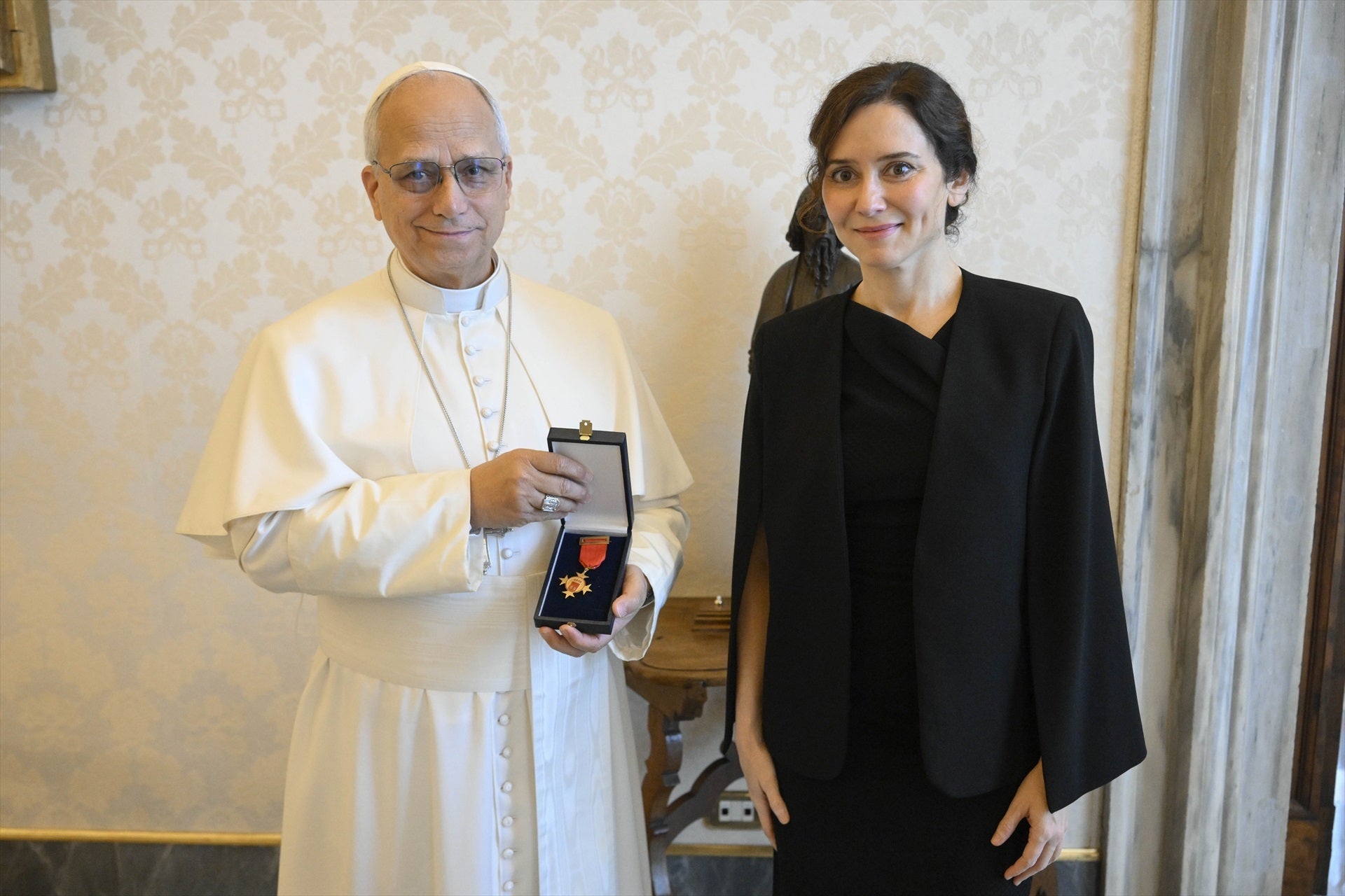 Ayuso destaca la "ilusión" del Papa por su visita a España, en la que los ciudadanos "aparcarán sus diferencias" Ayuso destaca la "ilusión" del Papa por su visita a España, en la que los ciudadanos "aparcarán sus diferencias"
