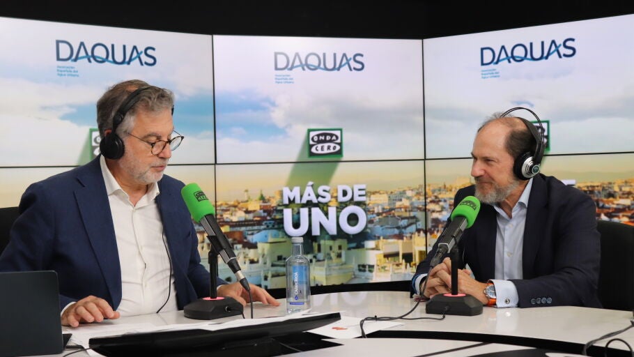 Carlos Alsina junto al consejero delegado del Canal de Isabel II, Mariano Gonz&aacute;lez 