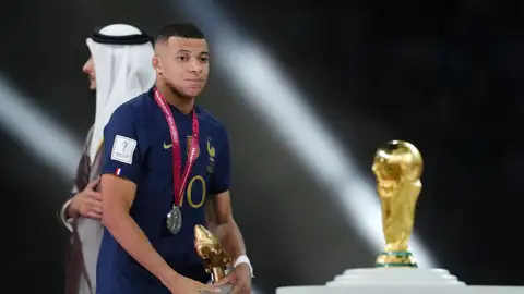 Kylian Mbappé, de Francia, muestra su decepción al contemplar el trofeo de la Copa Mundial tras la derrota de Francia en la tanda de penaltis contra Argentina durante la final del Mundial de la FIFA en el estadio Lusail, Qatar. Fecha de la fotografía: domingo 18 de diciembre de 2022. Kylian Mbappé, de Francia, muestra su decepción al contemplar el trofeo de la Copa Mundial tras la derrota de Francia en la tanda de penaltis contra Argentina durante la final del Mundial de la FIFA en el estadio Lusail, Qatar. Fecha de la fotografía: domingo 18 de diciembre de 2022.