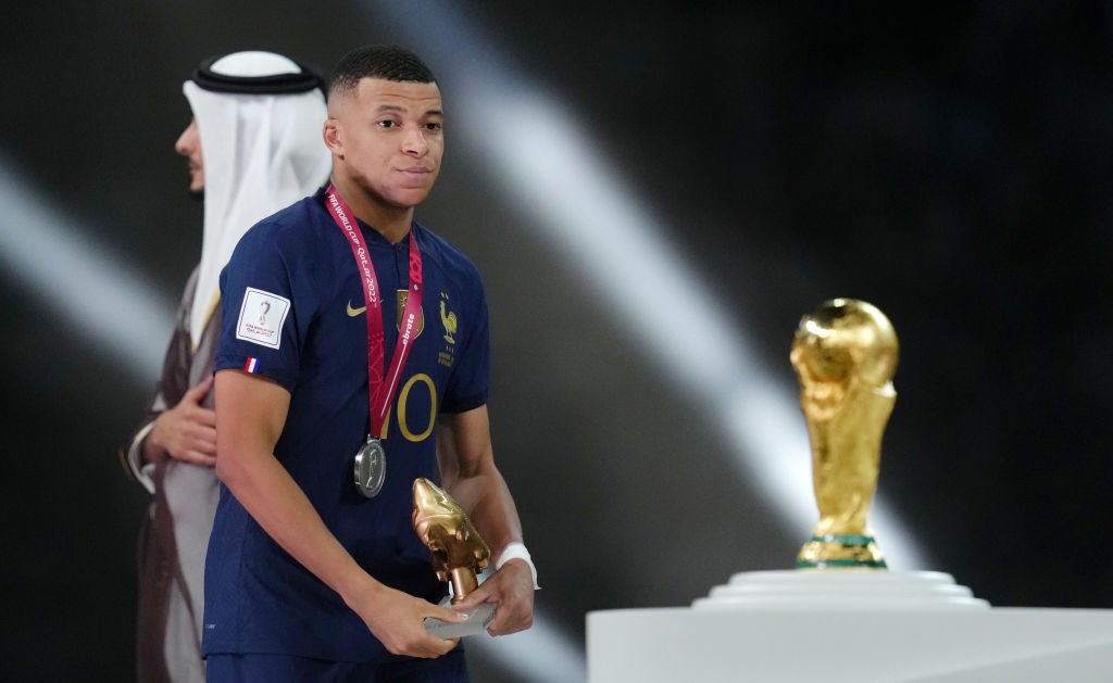 Kylian Mbappé, de Francia, muestra su decepción al contemplar el trofeo de la Copa Mundial tras la derrota de Francia en la tanda de penaltis contra Argentina durante la final del Mundial de la FIFA en el estadio Lusail, Qatar. Fecha de la fotografía: domingo 18 de diciembre de 2022. Kylian Mbappé, de Francia, muestra su decepción al contemplar el trofeo de la Copa Mundial tras la derrota de Francia en la tanda de penaltis contra Argentina durante la final del Mundial de la FIFA en el estadio Lusail, Qatar. Fecha de la fotografía: domingo 18 de diciembre de 2022.