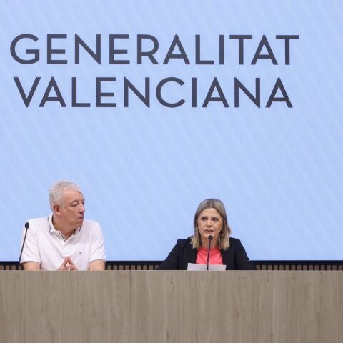 La consellera de Educación, Carmen Ortí, con parte de su equipo.