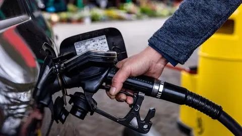 Imagen de archivo de una persona al repostar combustible. Imagen de archivo de una persona al repostar combustible.