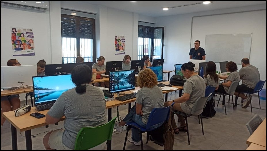 El Programa de Competencias Digitales para la Ciudadanía forma a 20.500 personas, especialmente en el ámbito rural El Programa de Competencias Digitales para la Ciudadanía forma a 20.500 personas, especialmente en el ámbito rural
