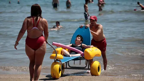Una persona en una silla anfibia Una persona en una silla anfibia
