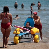 Una persona en una silla anfibia