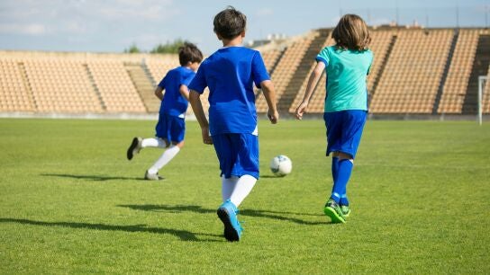Ni&ntilde;os jugando al f&uacute;tbol.