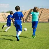 Niños jugando al fútbol.