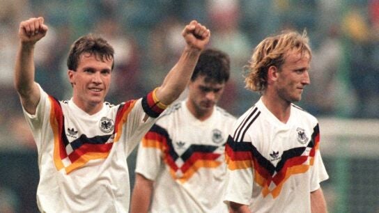 Matthaus celebra una victoria de Alemania en el Mundial de Italia 90