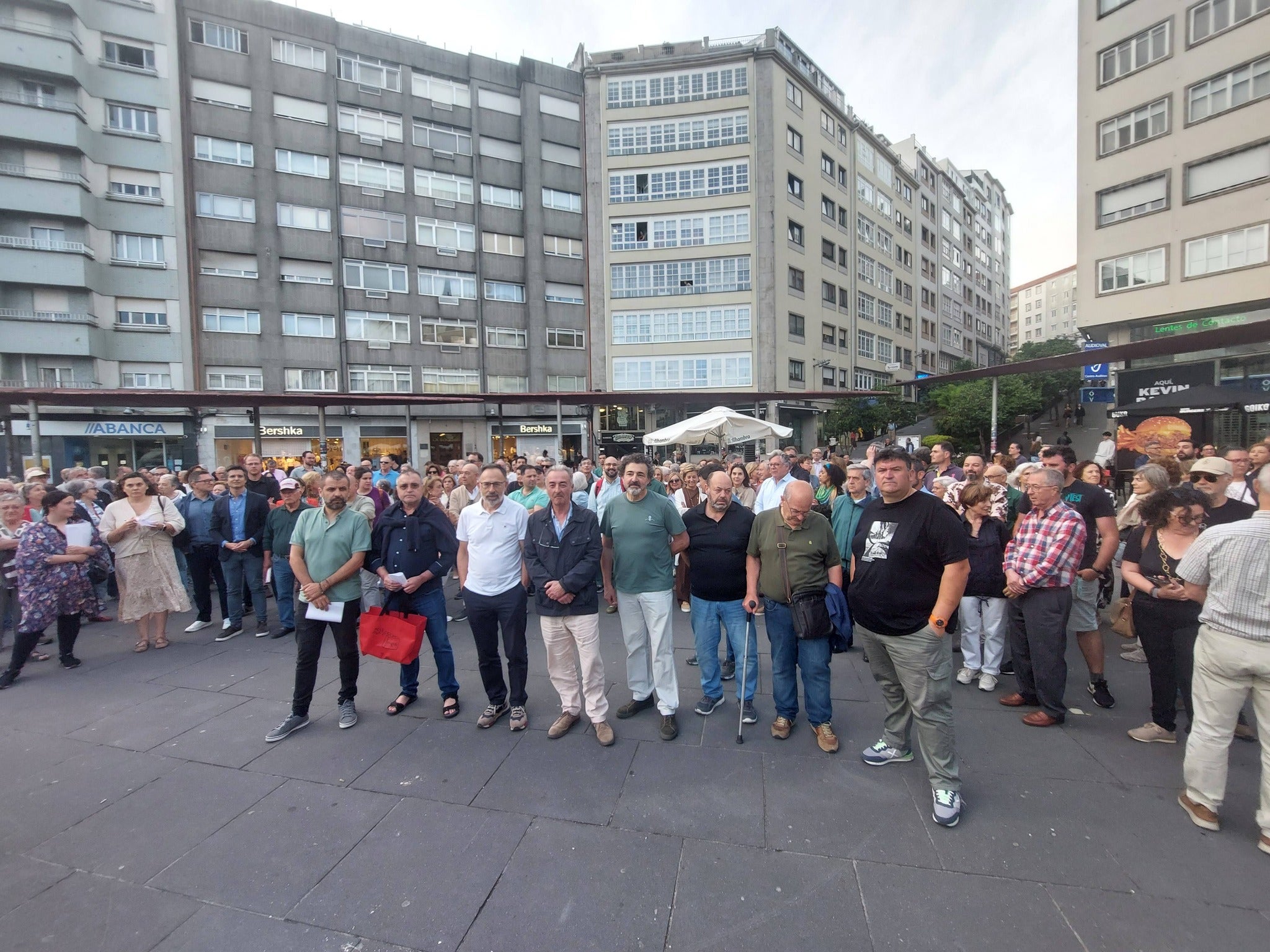 Vecinos del Ensanche y de otros barrios y parroquias de Santiago se concentran para denunciar aumento de inseguridad y narcotráfico Vecinos del Ensanche y de otros barrios y parroquias de Santiago se concentran para denunciar aumento de inseguridad y narcotráfico