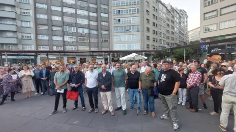Vecinos del Ensanche y de otros barrios y parroquias de Santiago se concentran para denunciar aumento de inseguridad y narcotráfico Vecinos del Ensanche y de otros barrios y parroquias de Santiago se concentran para denunciar aumento de inseguridad y narcotráfico