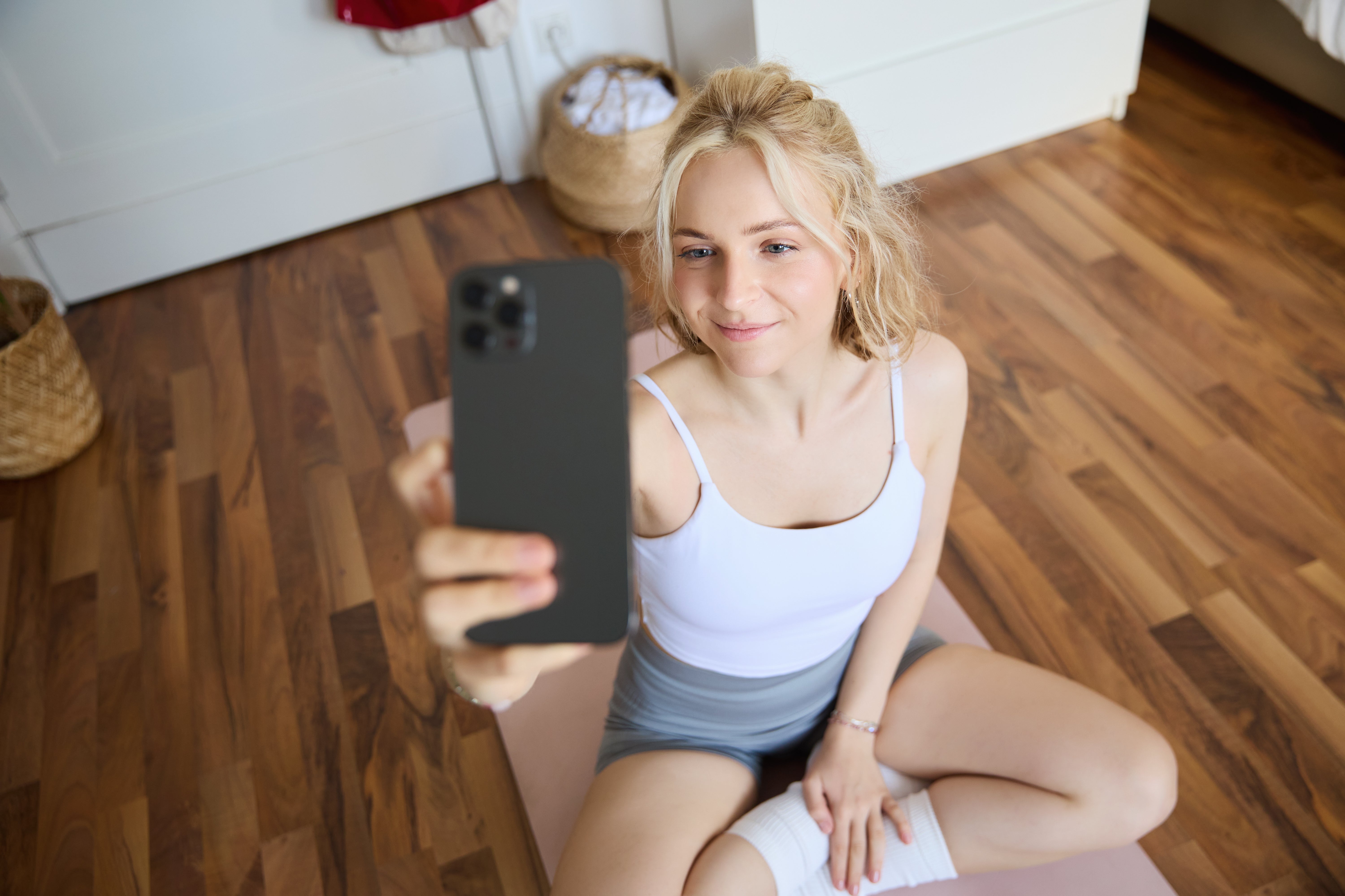 Una chica haciéndose un selfie Una chica haciéndose un selfie