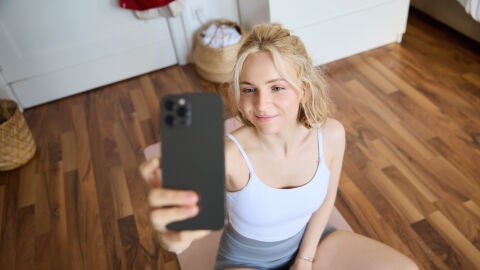 Una chica haci&eacute;ndose un selfie