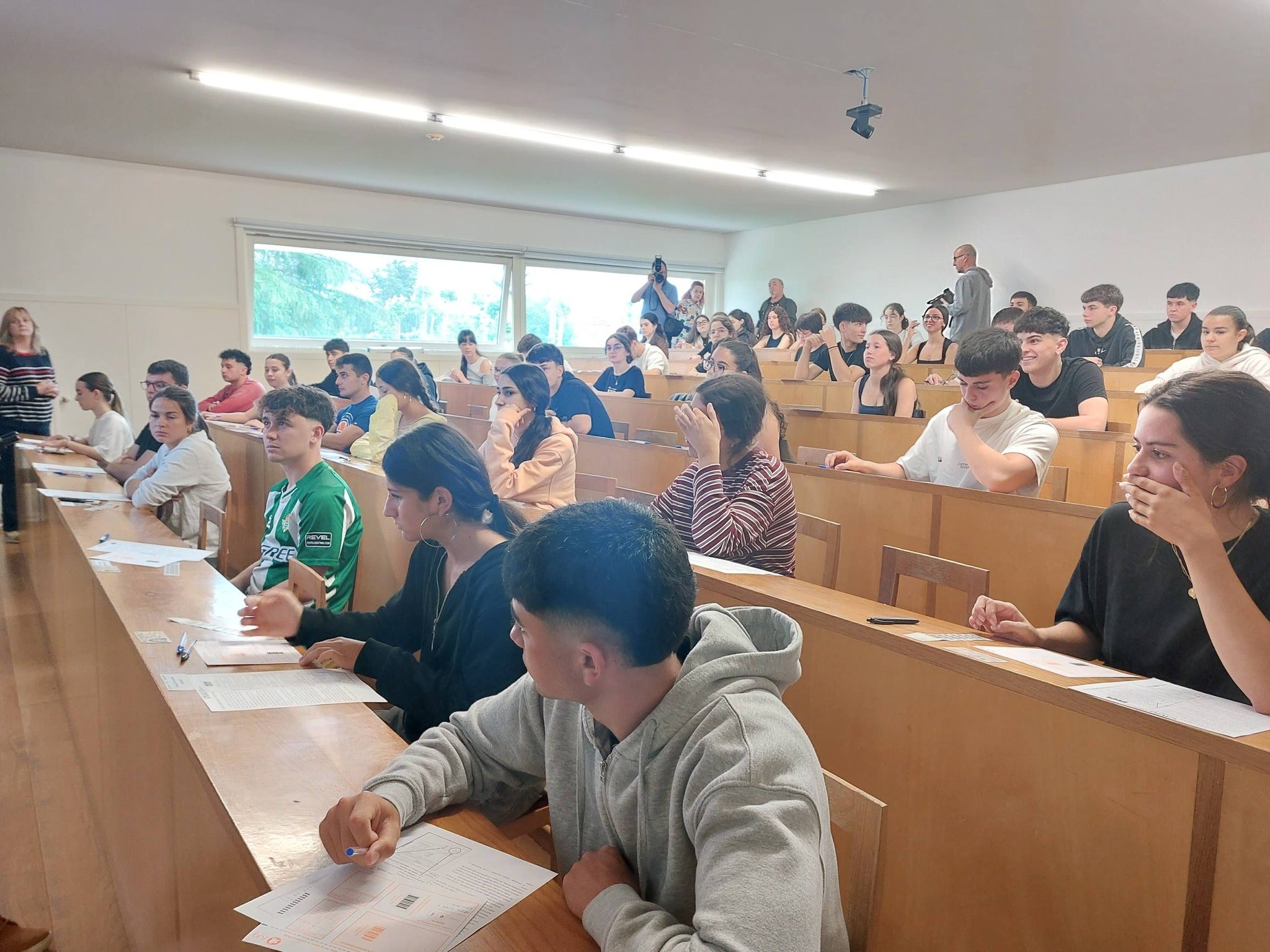 Nervios y últimos repasos a los apuntes esta mañana para afrontar la PAU en Santiago Nervios y últimos repasos a los apuntes esta mañana para afrontar la PAU en Santiago