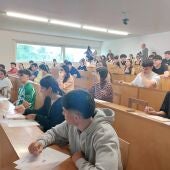 Nervios y últimos repasos a los apuntes esta mañana para afrontar la PAU en Santiago 
